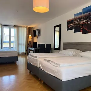 Hotel Opera, Kolonia